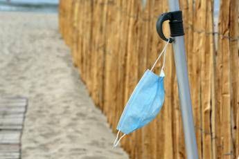 Pregliasco: No a tintarella con mascherina ma buonsenso in spiaggia