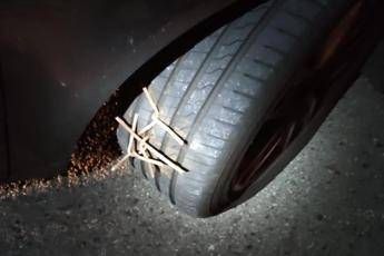 Tav, chiodi in autostrada: forate gomme a mezzi della polizia /Foto Tav, chiodi in autostrada: forate gomme a mezzi della polizia /Foto