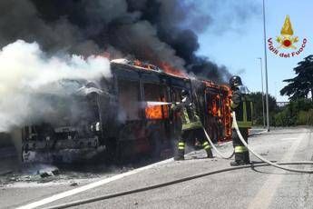 Roma, un altro bus in fiamme Roma, un altro bus in fiamme