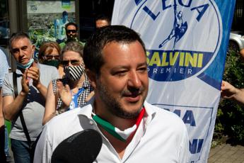 Salvini risponde a Toti: Via maglia della Lega? Ogni cosa a suo tempo