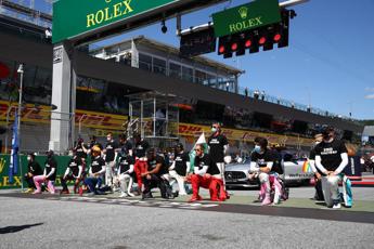 Piloti contro il razzismo, Leclerc e Verstappen non si inginocchiano