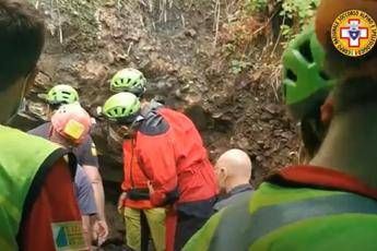 Morto terzo speleologo bloccato in grotta, salvi gli altri due Morto terzo speleologo bloccato in grotta, salvi gli altri due