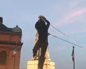 Usa, abbattuta la statua di Colombo a Baltimora /Video