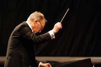 Morricone, l'amico sacerdote: Mi parlava della morte senza paura Morricone, l'amico sacerdote: Mi parlava della morte senza paura