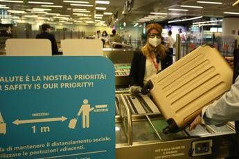 Volo Qatar a Fiumicino, 5 passeggeri positivi al Covid Volo Qatar a Fiumicino, 5 passeggeri positivi al Covid