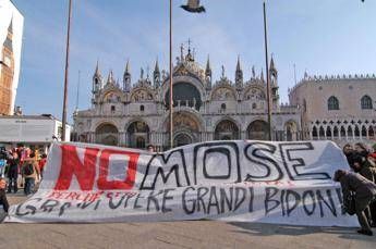 Mose, attivisti: Opera bidone e non finirà mai, Conte non sa di cosa si tratta Mose, attivisti: Opera bidone e non finirà mai, Conte non sa di cosa si tratta
