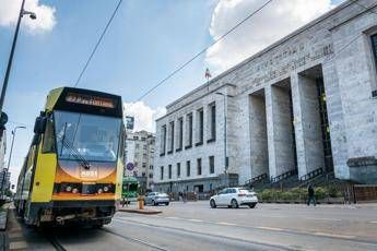 Aggredisce conducente e si mette alla guida del tram, fermato