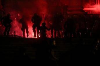 Decine di arresti a Belgrado, feriti e reporter aggrediti Decine di arresti a Belgrado, feriti e reporter aggrediti