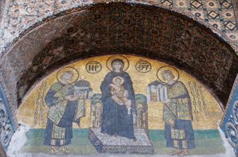 Santa Sofia, mosaici coperti e 3 imam per la preghiera