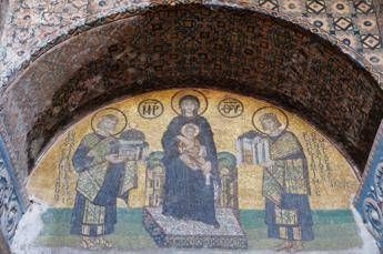 Santa Sofia, mosaici coperti e 3 imam per la preghiera