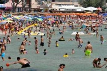 Napoli, sfugge a nuoto all'arresto: Polizia lo raggiunge in pattino Napoli, sfugge a nuoto all'arresto: Polizia lo raggiunge in pattino