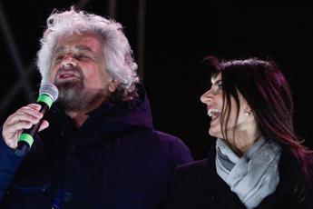 Calenda vs Grillo: In un Paese civile si esibirebbe in un circo