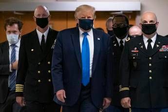 Trump per la prima volta in pubblico con la mascherina Trump per la prima volta in pubblico con la mascherina