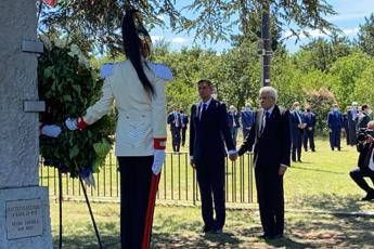 Mattarella a Basovizza, mano nella mano con Pahor