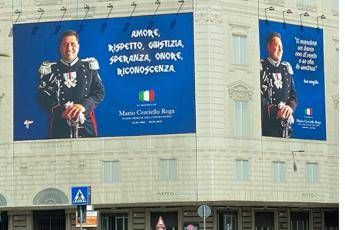 Omicidio Cerciello, omaggio con gigantografia a Roma Omicidio Cerciello, omaggio con gigantografia a Roma