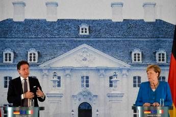 Conte consegna a Merkel lettera familiari vittime Thyssen Conte consegna a Merkel lettera familiari vittime Thyssen