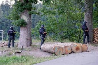 Germania, caccia all'uomo nella foresta: ha aggredito agenti ed è armato di frecce e pistole Germania, caccia all'uomo nella foresta: ha aggredito agenti ed è armato di frecce e pistole