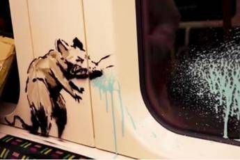 L'ultima provocazione di Banksy, video-satira nella metro di Londra L'ultima provocazione di Banksy, video-satira nella metro di Londra