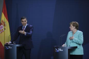 Recovery fund, Merkel a Sanchez: Spero accordo rapido, serve compromesso