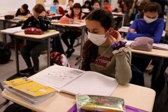 Covid, in Francia si torna a scuola con le mascherine Covid, in Francia si torna a scuola con le mascherine