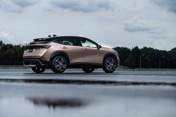 Nissan lancia Ariya, il crossover coupé 100% elettrico con stile e maxi-autonomia