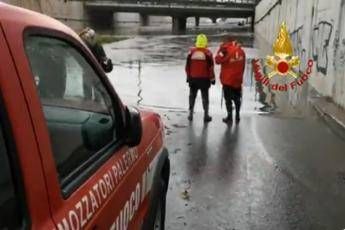 Maltempo a Palermo, auto intrappolata nell'acqua: 2 dispersi/Video Maltempo a Palermo, auto intrappolata nell'acqua: 2 dispersi/Video