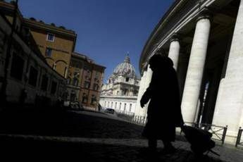 Vaticano, l'amarezza di Becciu dopo rinuncia a cardinalato: Preferisco il silenzio Vaticano, l'amarezza di Becciu dopo rinuncia a cardinalato: Preferisco il silenzio