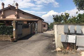 Roma, ucciso a colpi di pistola davanti casa: confessa il vicino Roma, ucciso a colpi di pistola davanti casa: confessa il vicino