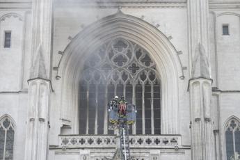 Francia, vescovi: Incendio Nantes nuova ferita ai cattolici
