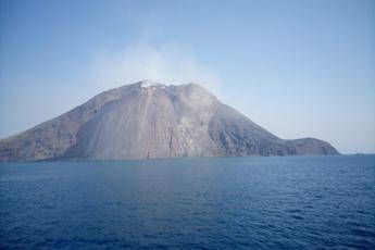Esplosione dal vulcano Stromboli, paura sull'isola Esplosione dal vulcano Stromboli, paura sull'isola