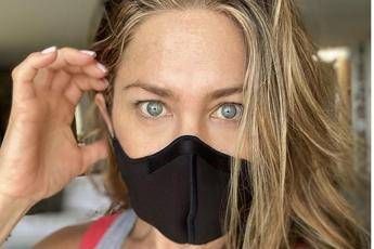 Questo è il Covid, Jennifer Aniston pubblica foto choc Questo è il Covid, Jennifer Aniston pubblica foto choc