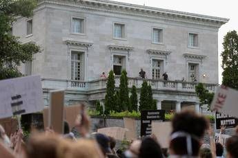 Armi puntate sui manifestanti, incriminata coppia di St. Louis