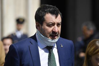 Salvini: Italiani sotto sequestro, migranti in giro per l'Italia