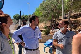 Migranti, Salvini a Lampedusa: Ultimi focolai grazie a questa gente Migranti, Salvini a Lampedusa: Ultimi focolai grazie a questa gente