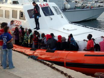 Migranti, maxi sbarco nella notte a Lampedusa