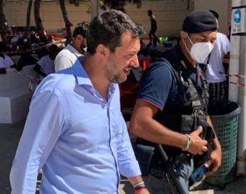 Lampedusa, tunisino contro Salvini: Fascista Lampedusa, tunisino contro Salvini: Fascista