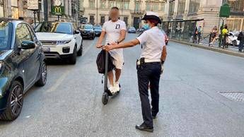 Roma, monopattini nel mirino dei vigili: oltre 150 multe Roma, monopattini nel mirino dei vigili: oltre 150 multe