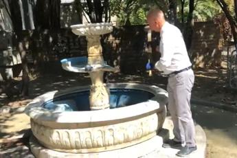 Usata dagli spacciatori, il sindaco di Pescara distrugge la fontana/Video
