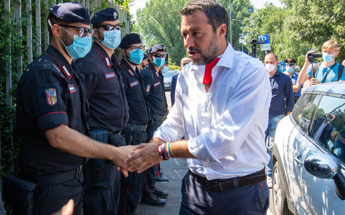 Covid, Salvini: Saluto col gomito? Fine della specie umana