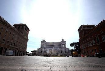 Roma, pino cade su auto in transito a piazza Venezia: ferita una donna Roma, pino cade su auto in transito a piazza Venezia: ferita una donna