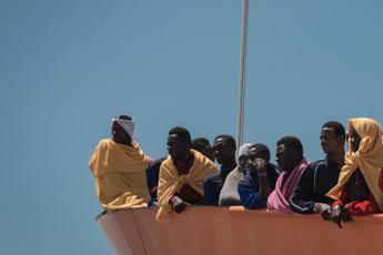 Open Arms, altri 48 migranti si gettano in mare
