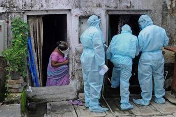 Covid, positivi metà abitanti slum di Mumbai