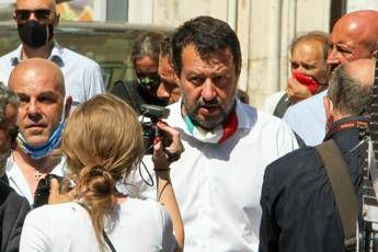 Salvini: Altri 450 migranti a Lampedusa, governo spalanca i porti