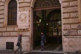 Stampa: 23enne picchiato da agente a Roma. Questura indaga Stampa: 23enne picchiato da agente a Roma. Questura indaga
