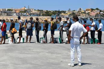 Migranti, 28 positivi al Covid a Porto Empedocle. Sindaco: Situazione grave