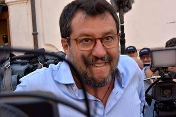 Salvini: Problema sono aperitivi e scambio pace in chiesa non clandestini