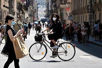 Coronavirus, Pregliasco: Finita la crescita esponenziale, il virus ha un andamento a onde Coronavirus, Pregliasco: Finita la crescita esponenziale, il virus ha un andamento a onde