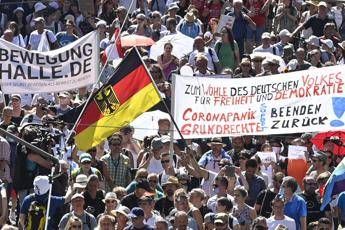 Berlino, protesta contro le restrizioni anti-Covid