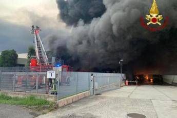 Vasto incendio in ditta trasporti nella bergamasca: Chiudete le finestre