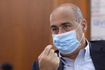 Zingaretti: Chi per 4 voti invita a togliere la mascherina si augura la pandemia